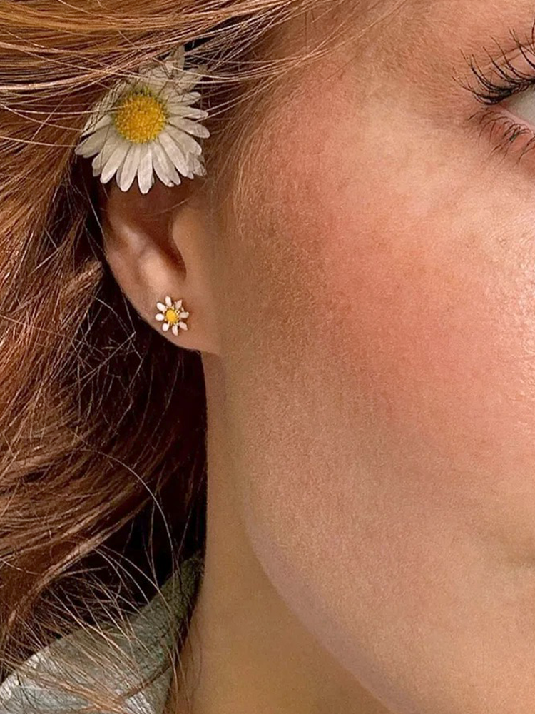 Clous d’oreilles fleurs émail blanc or – Lise