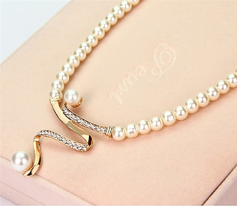 Collier pendentif ondulé et boucles d’oreilles perles plaqué or – Lise