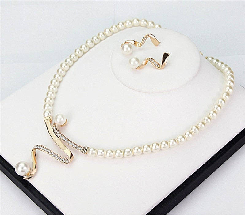 Collier pendentif ondulé et boucles d’oreilles perles plaqué or – Lise