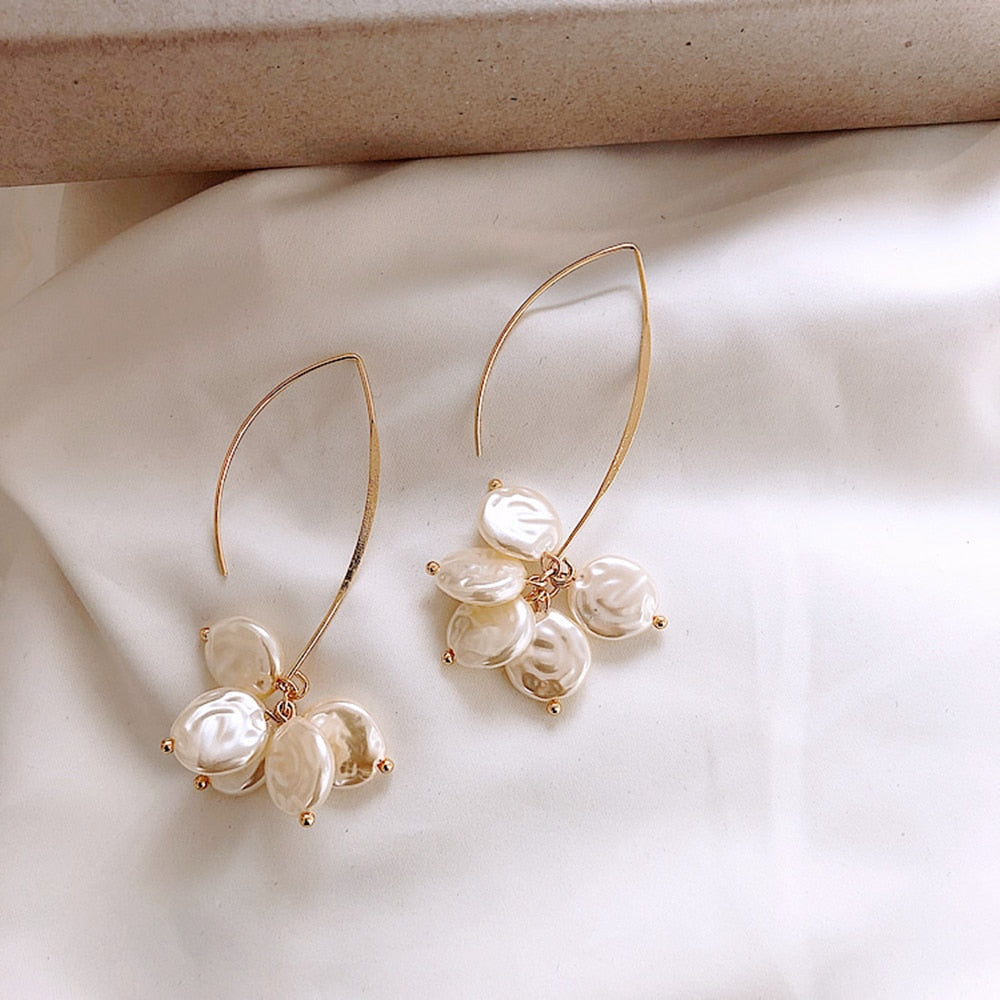 Boucles d’oreilles pendantes perles blanches plaqué or – Lila