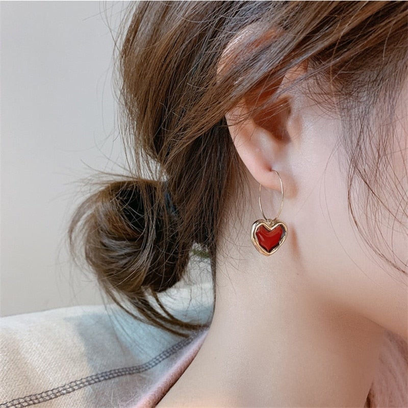 Boucles d’oreilles pendantes cœur lisse rouge plaqué or – Léa