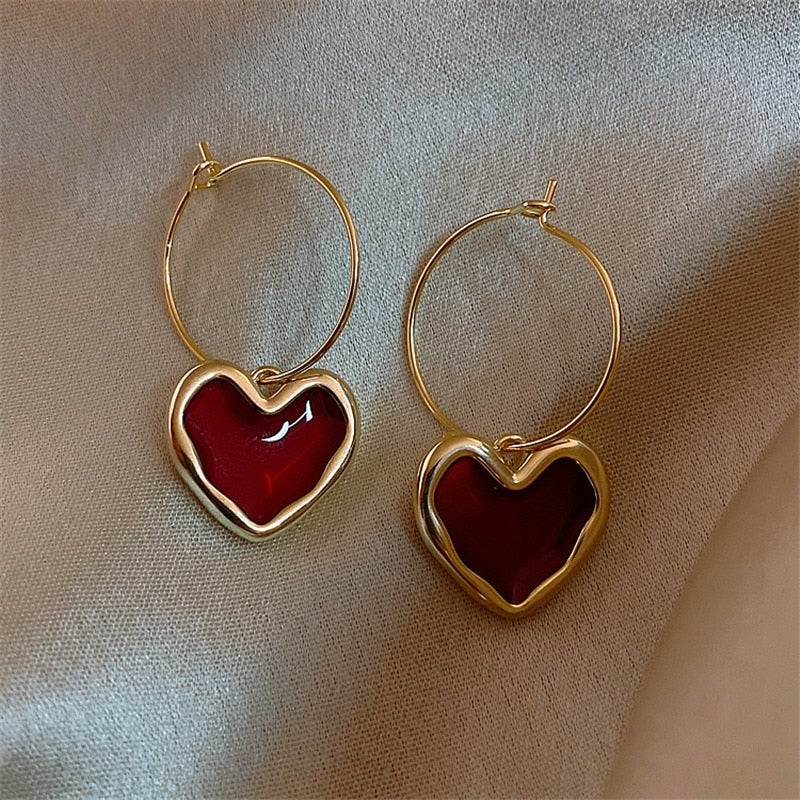 Boucles d’oreilles pendantes cœur lisse rouge plaqué or – Léa