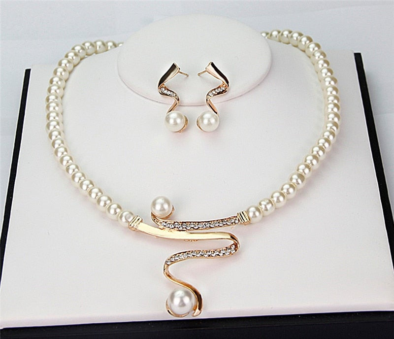 Collier pendentif ondulé et boucles d’oreilles perles plaqué or – Lise