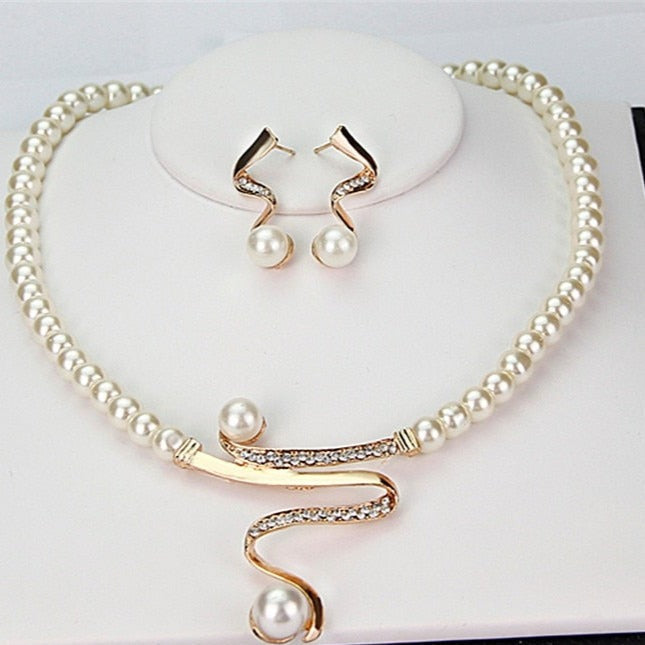 Collier perles naturelles pendentif doré cristaux – Léa