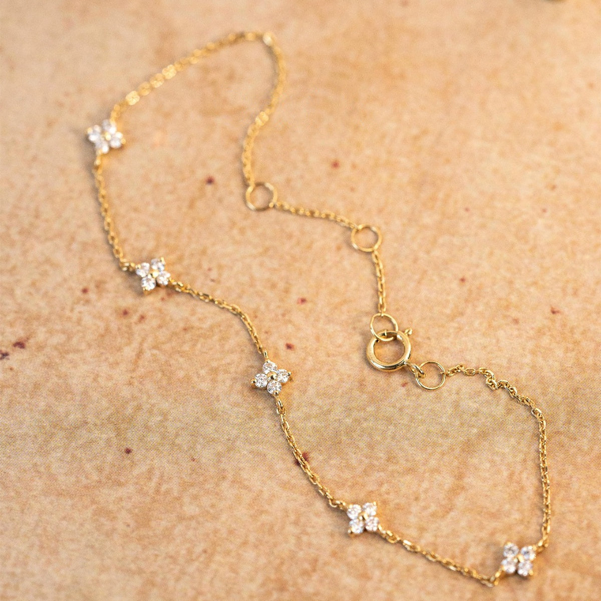 Bracelet fin floral cristaux plaqué or – Mia
