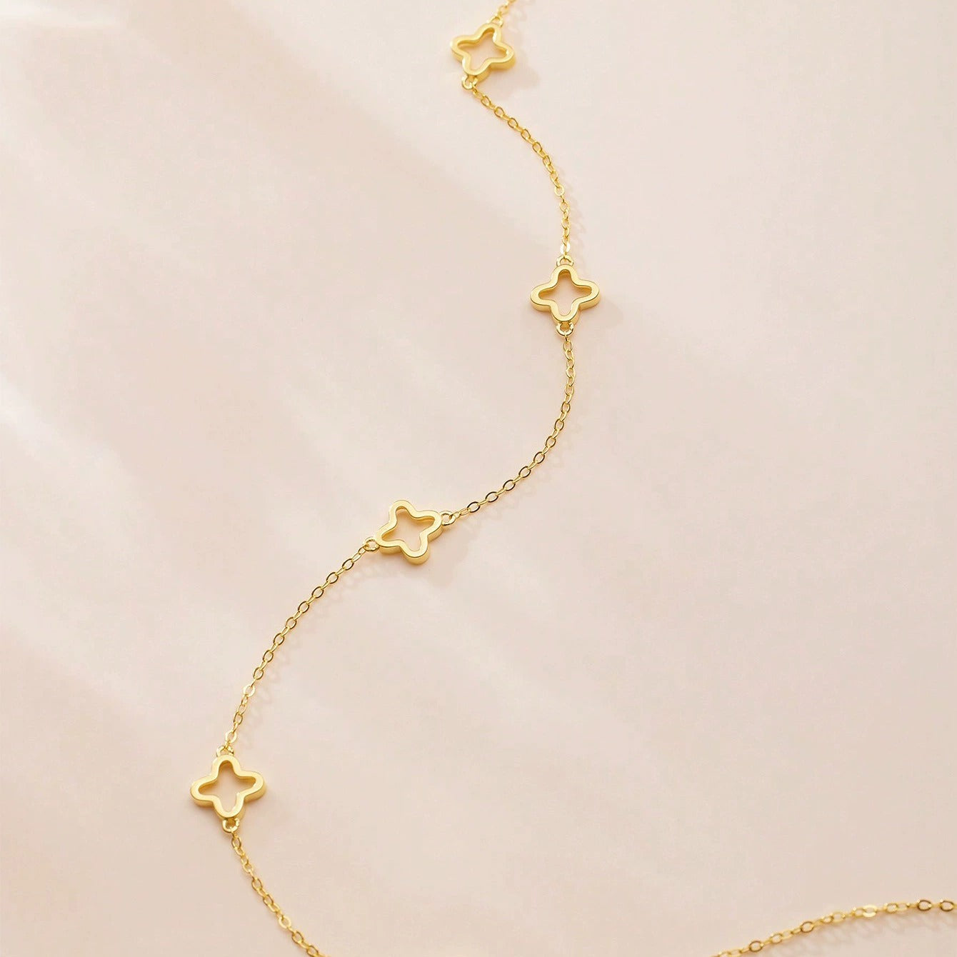 Collier chaîne fine trèfles plaqué or – Inès