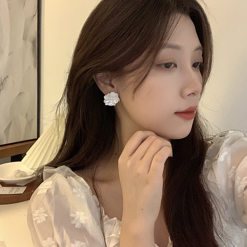 Boucles d’oreilles pétale blanc brillant résine – Lila