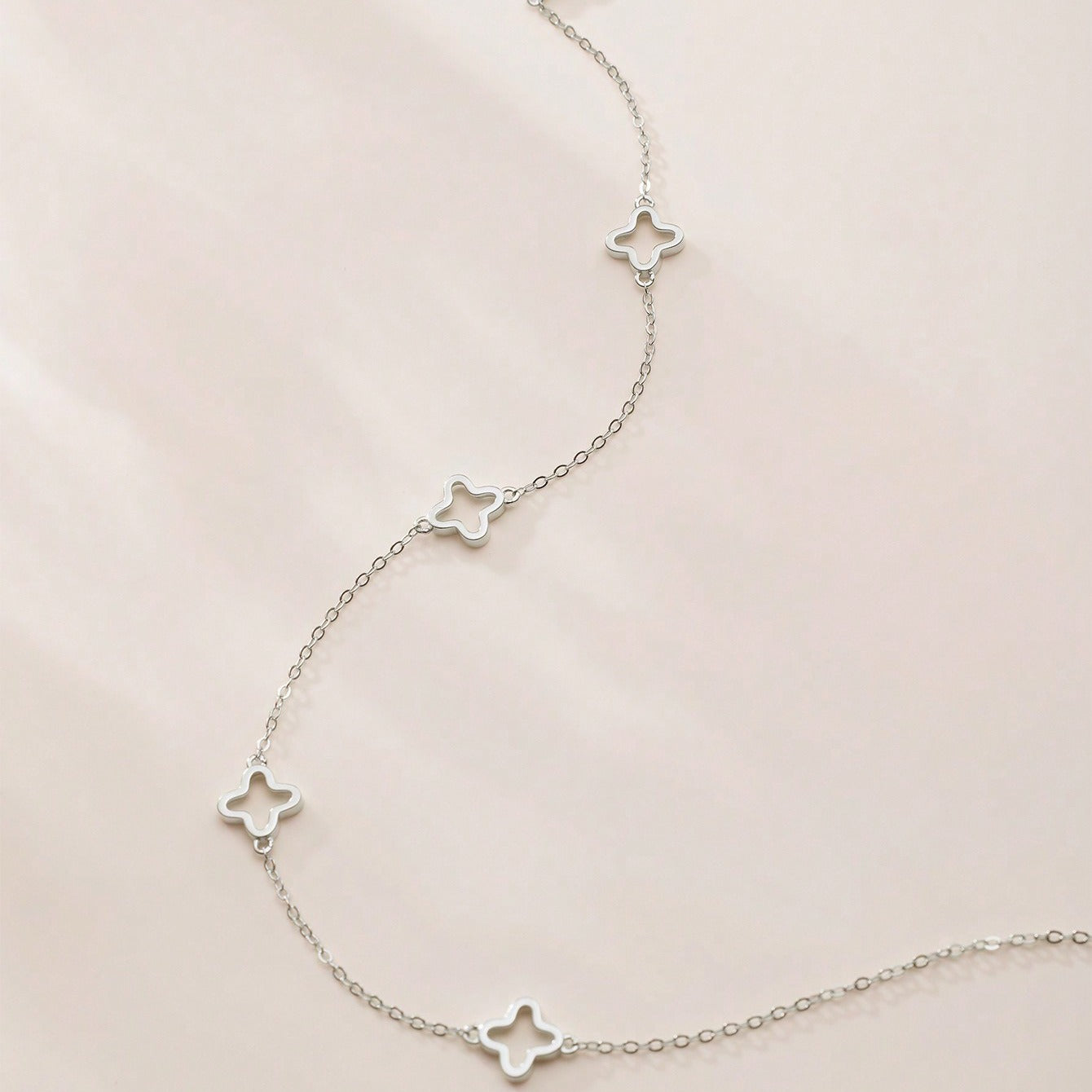 Collier chaîne fine trèfles plaqué or – Inès