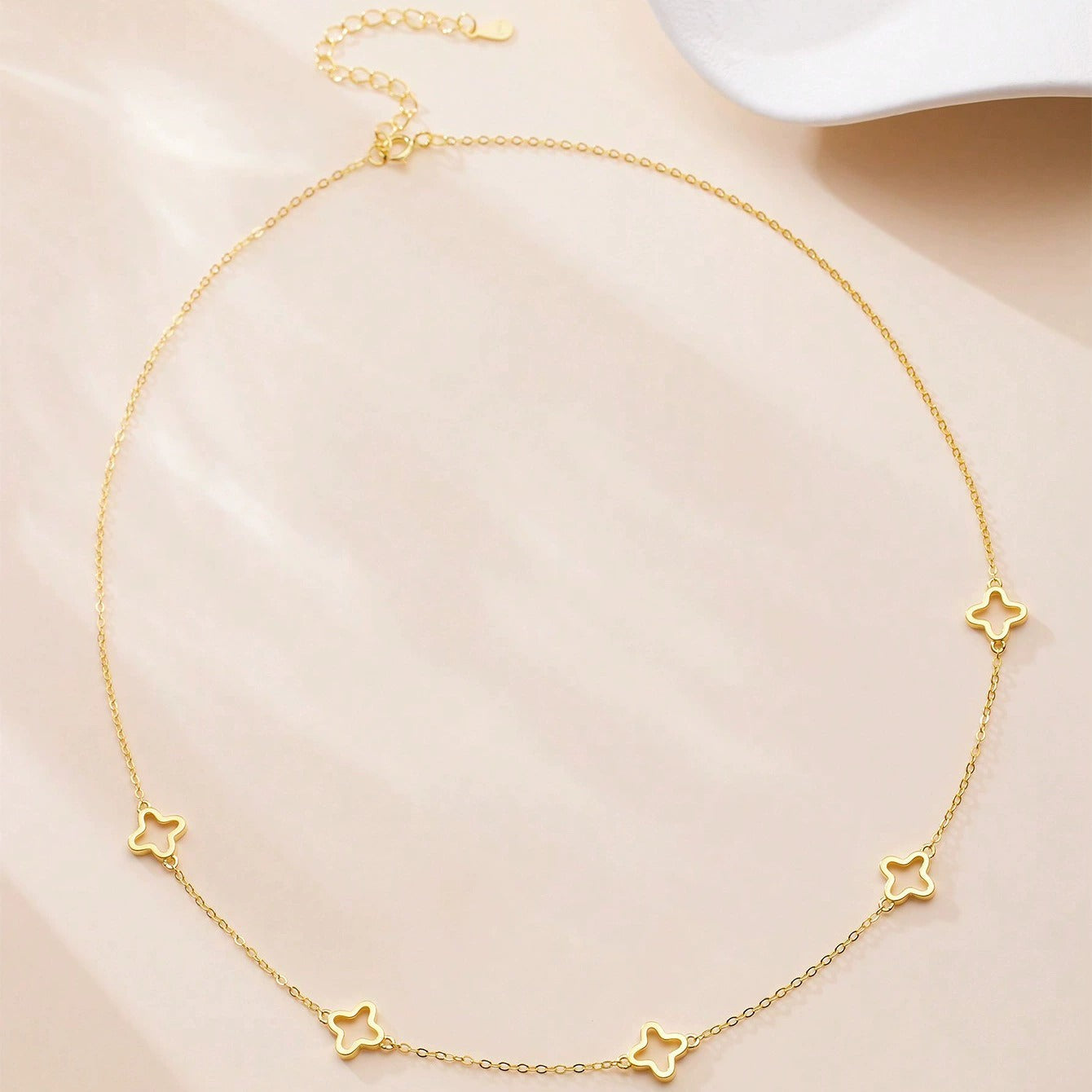 Collier chaîne fine trèfles plaqué or – Inès