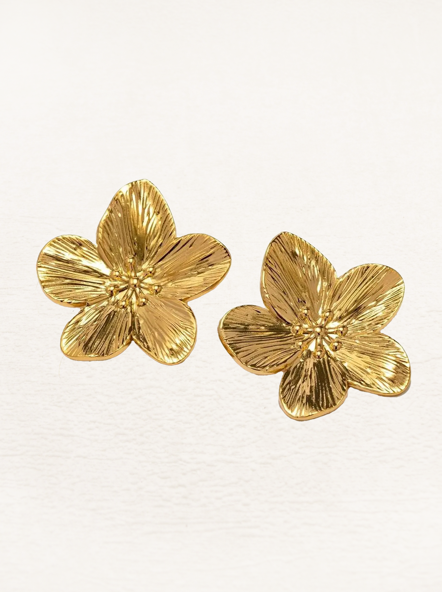 Clous d’oreilles fleur dorée texturée – Rianne