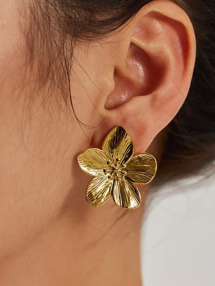 Clous d’oreilles fleur dorée texturée – Rianne