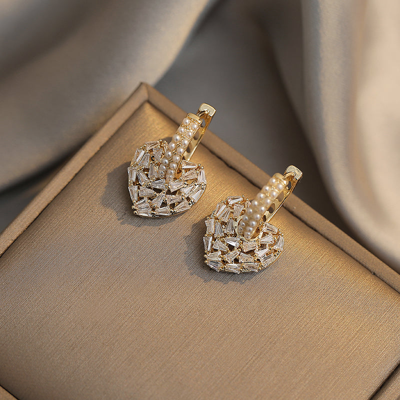 Boucles d’oreilles pendantes cœur plaqué or perles cristaux – Lila