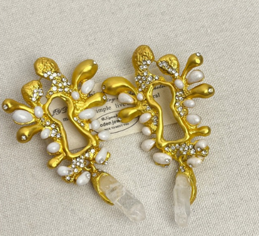 Boucles d’oreilles pendantes corail or perles – Lila