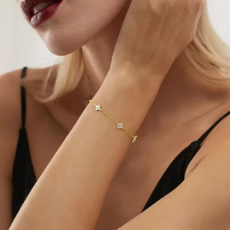 Bracelet fin floral cristaux plaqué or – Mia