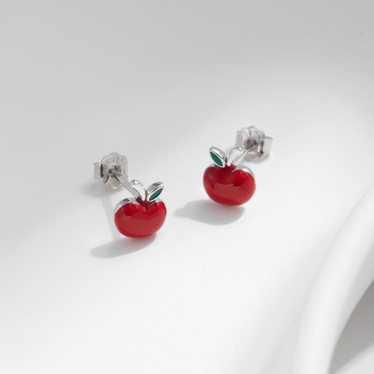 Clous d’oreilles mini pomme résine rouge argent – Lila