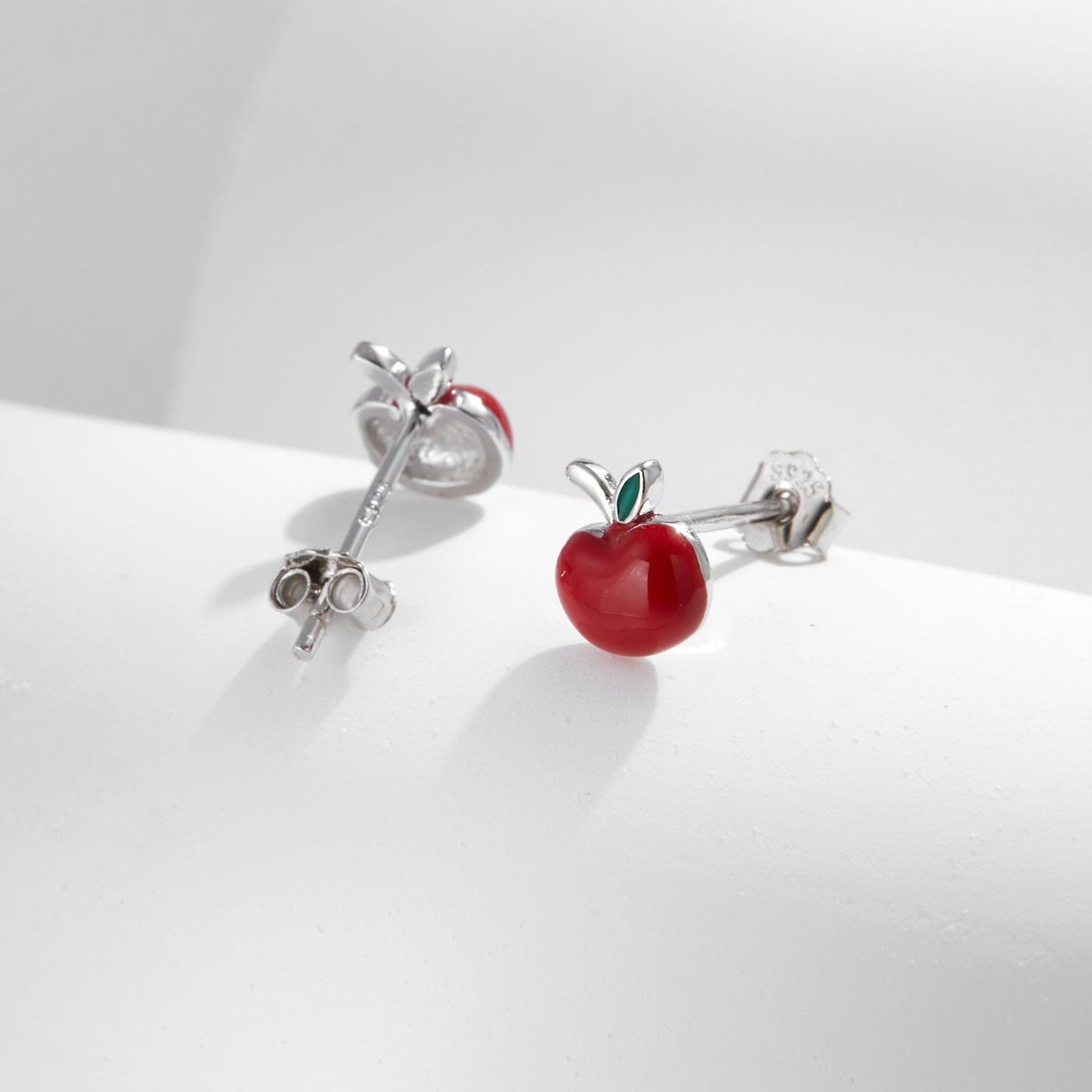 Clous d’oreilles mini pomme résine rouge argent – Lila
