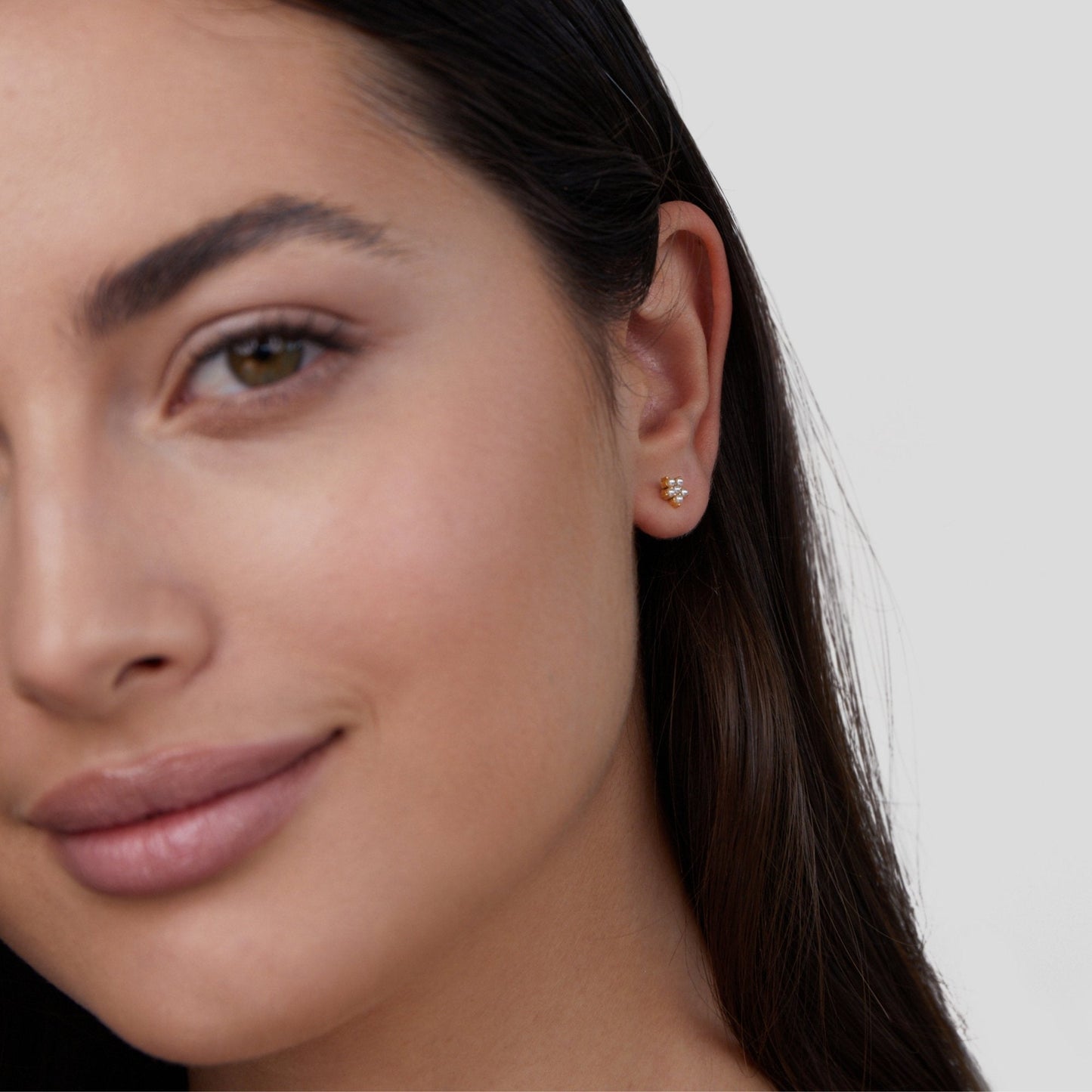Clous d’oreilles fleur perle blanche or – Lila