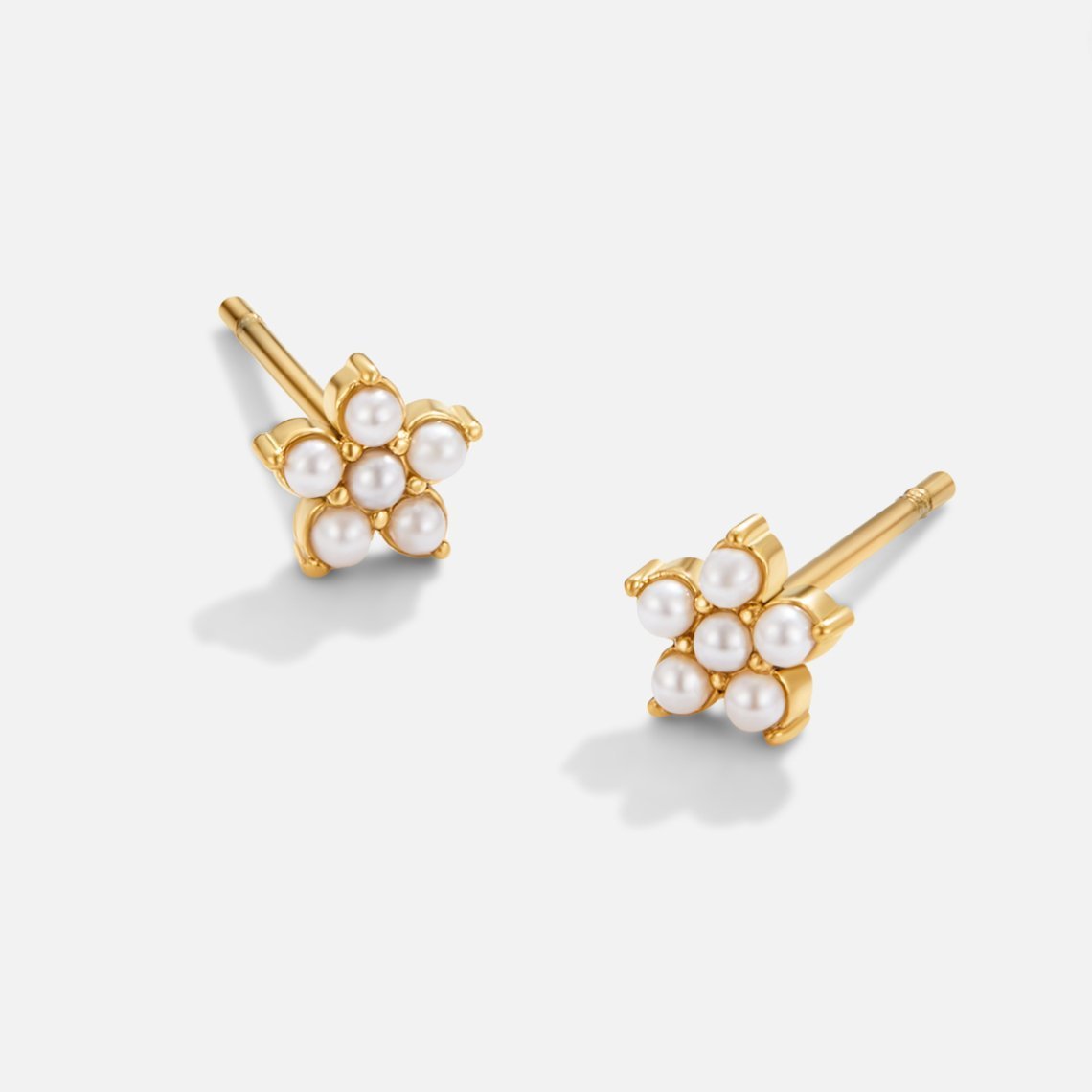 Clous d’oreilles fleur perle blanche or – Lila