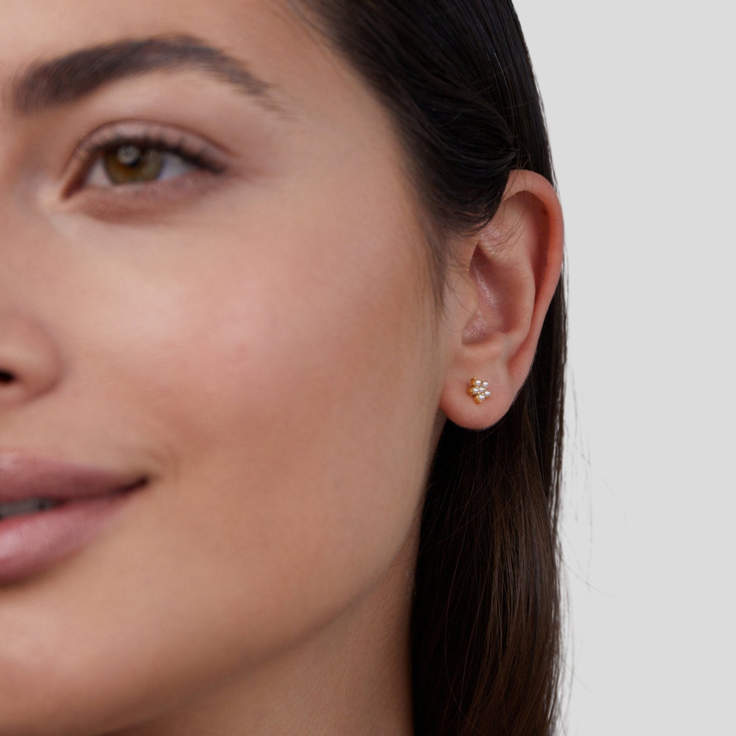 Clous d’oreilles fleur perle blanche or – Lila