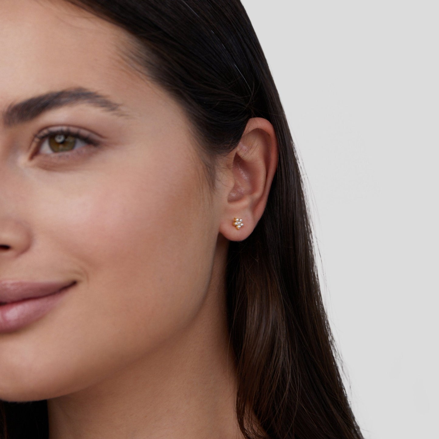 Clous d’oreilles fleur perle blanche or – Lila