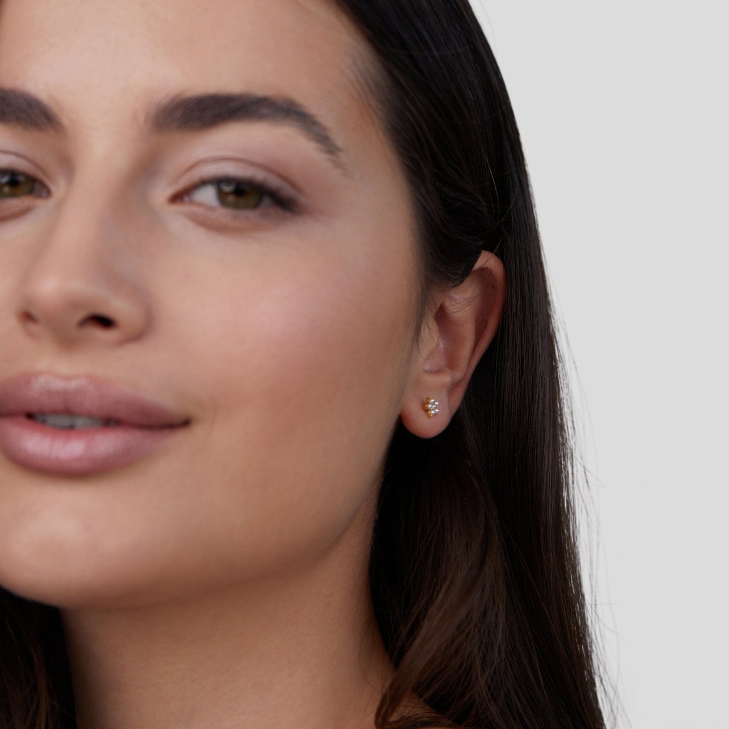 Clous d’oreilles fleur perle blanche or – Lila