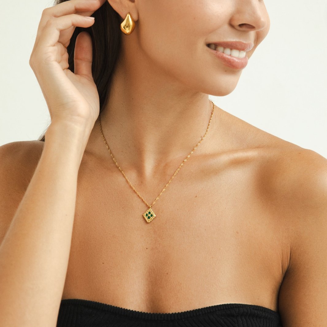 Collier pendentif carré or pierres vertes – Lila