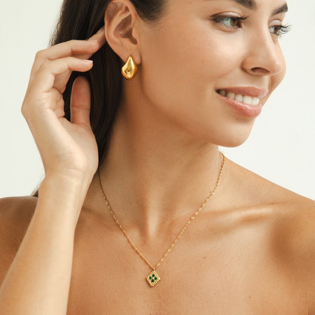 Collier pendentif carré or pierres vertes – Lila