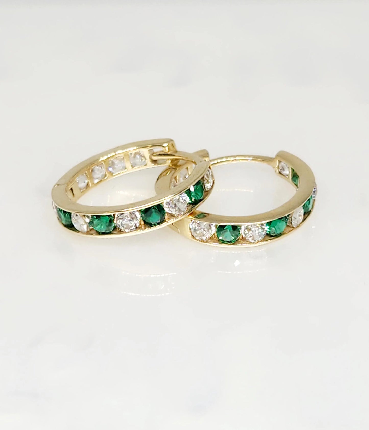 Créoles or médium cristaux verts zircon – Léa
