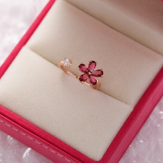 Bague ajustable fleur cristaux rouges plaqué or – Léa