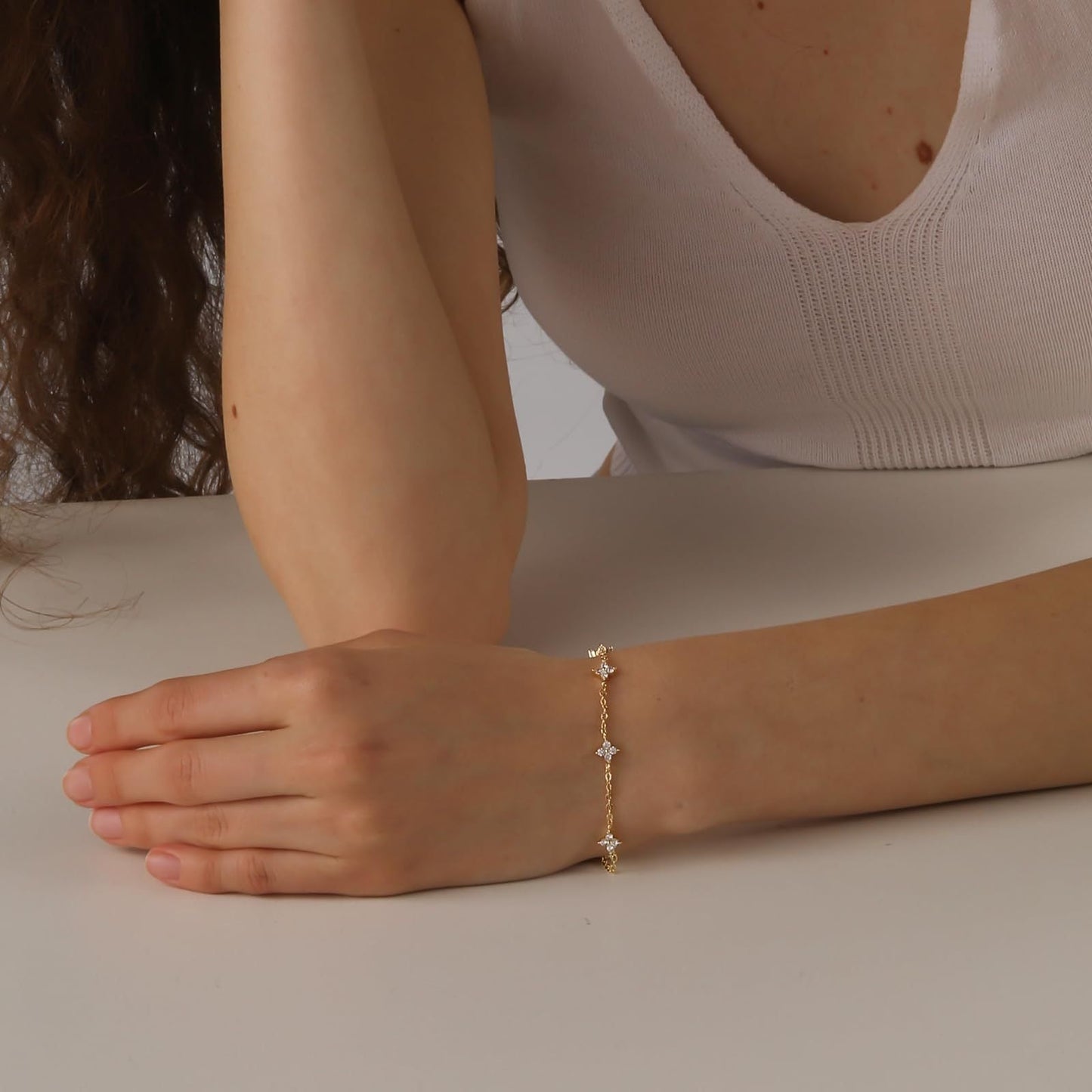Bracelet fin floral cristaux plaqué or – Mia