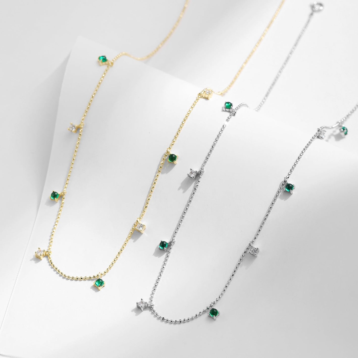 Collier chaîne fines perles vertes blanc – Lila
