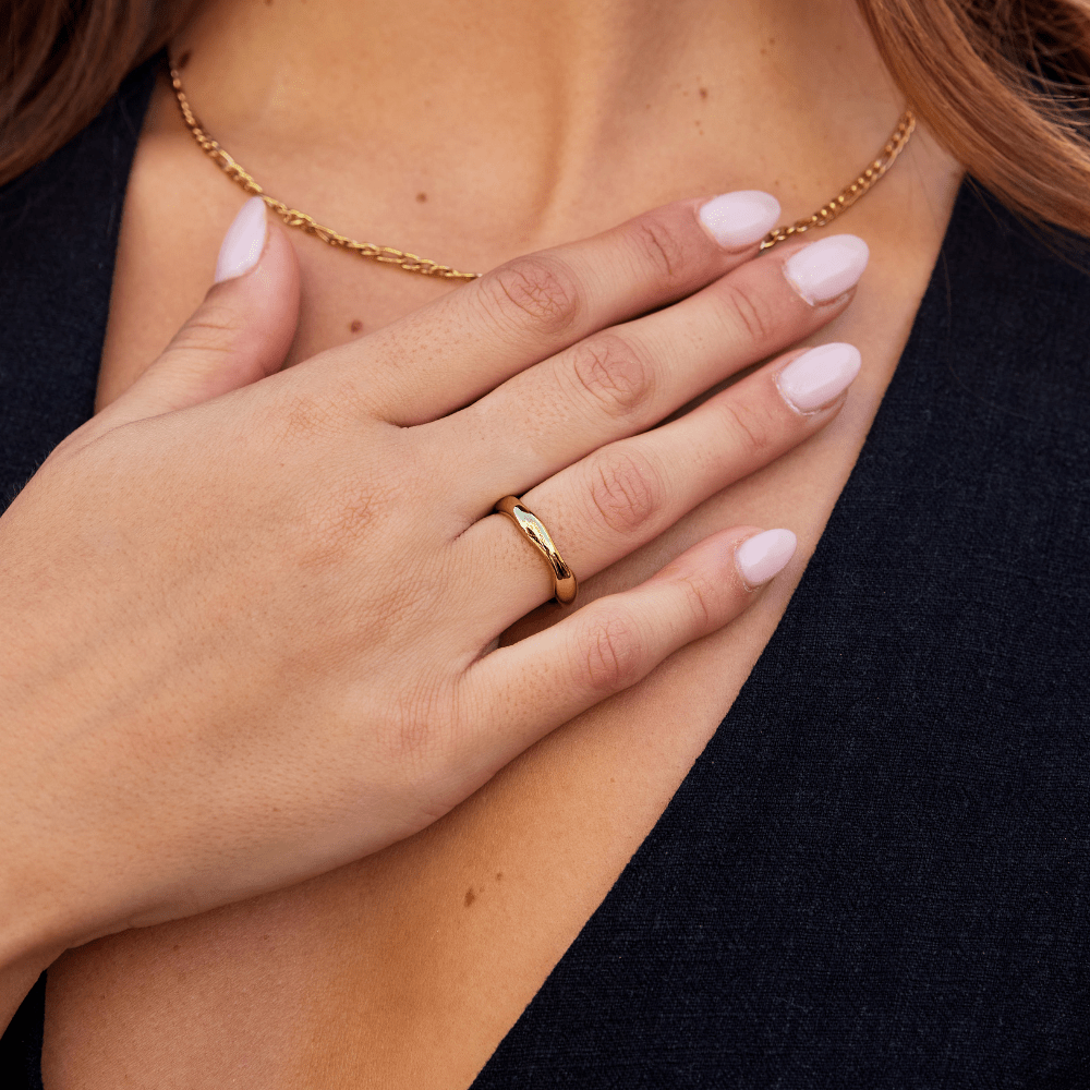 Bague ondulée minimaliste Or – Lila