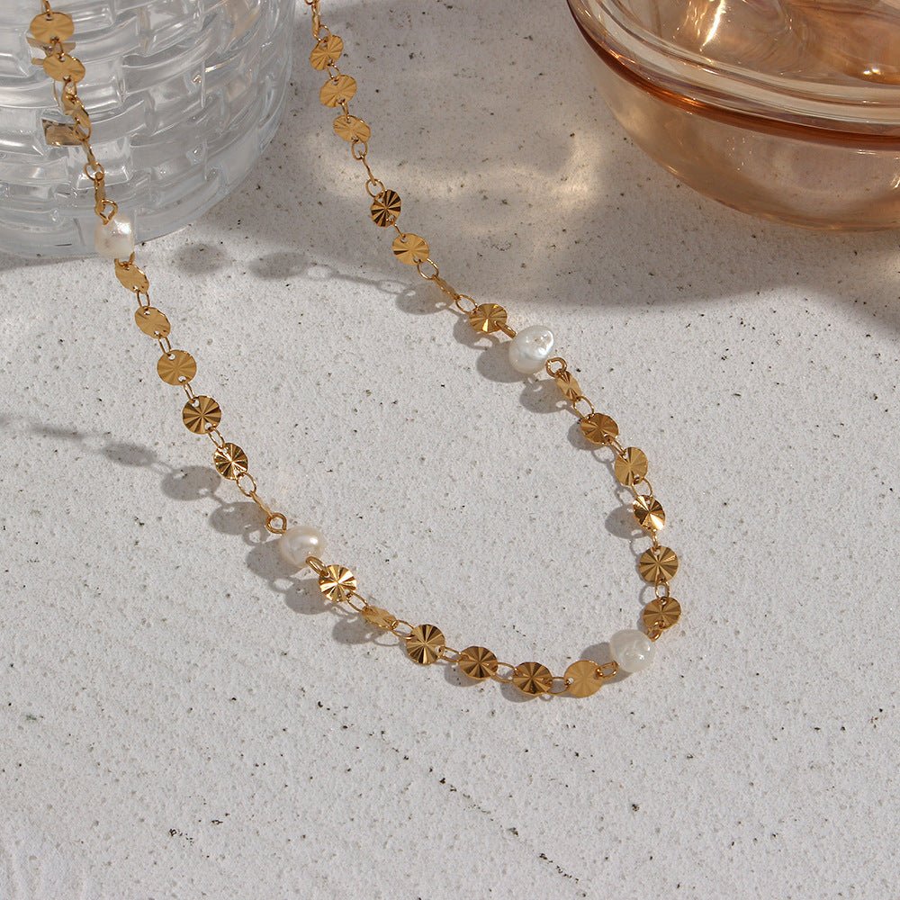 Collier maillons dorés perles blanches irrégulières – Liora