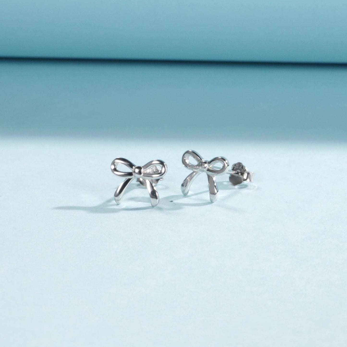 Clous d’oreilles nœud argent – Lise