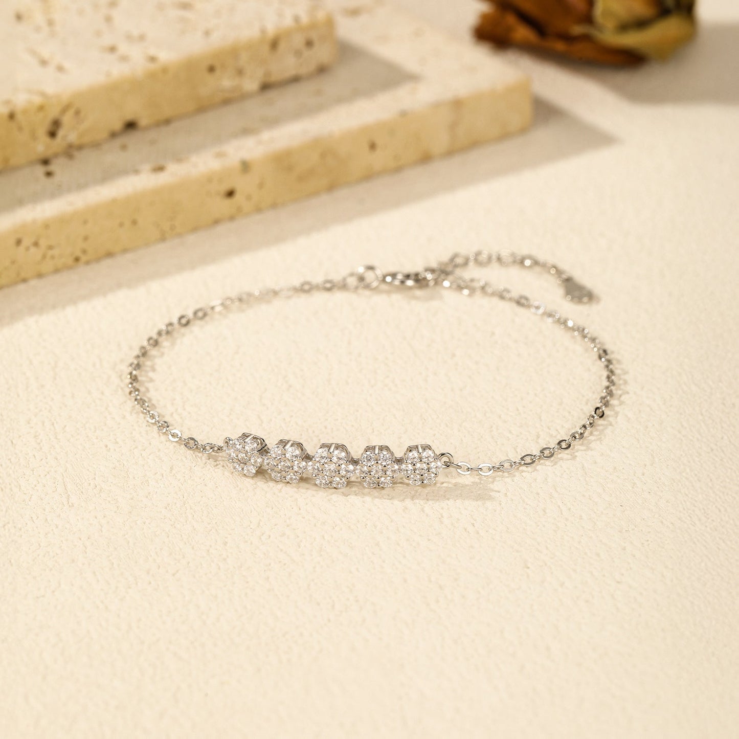 Bracelet argent motif floral pierres transparentes – Nina