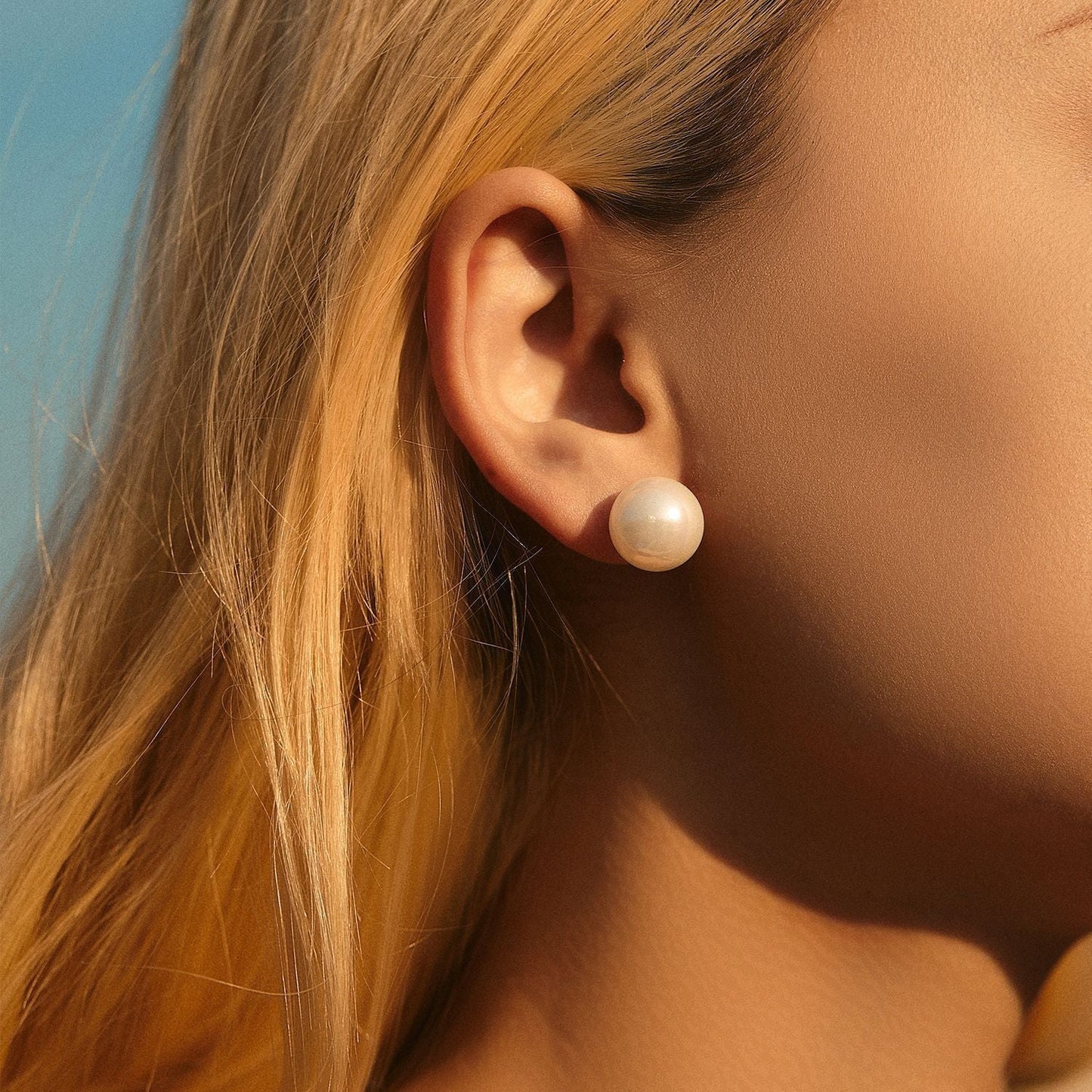 Clous d’oreilles perle blanche moyenne – Noor