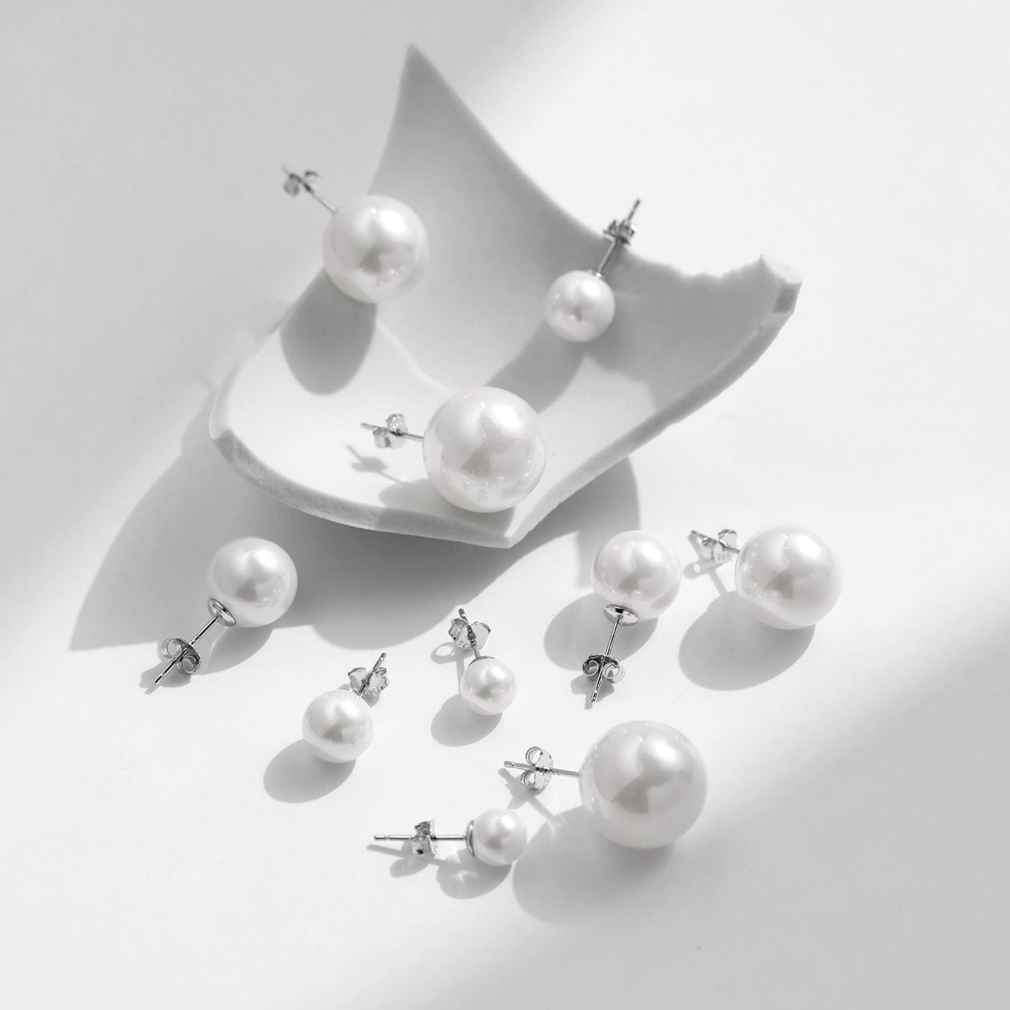Clous d’oreilles perle blanche moyenne – Noor