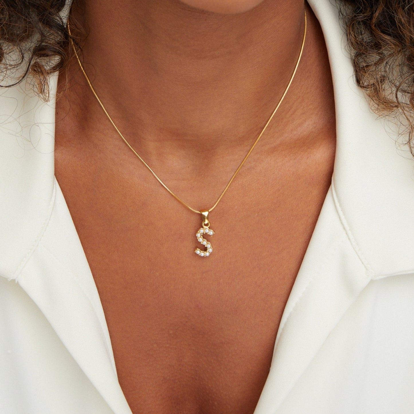 Collier doré avec pendentif lettre Perle – Sanne