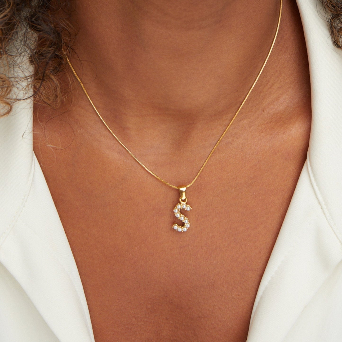 Collier doré avec pendentif lettre Perle – Sanne
