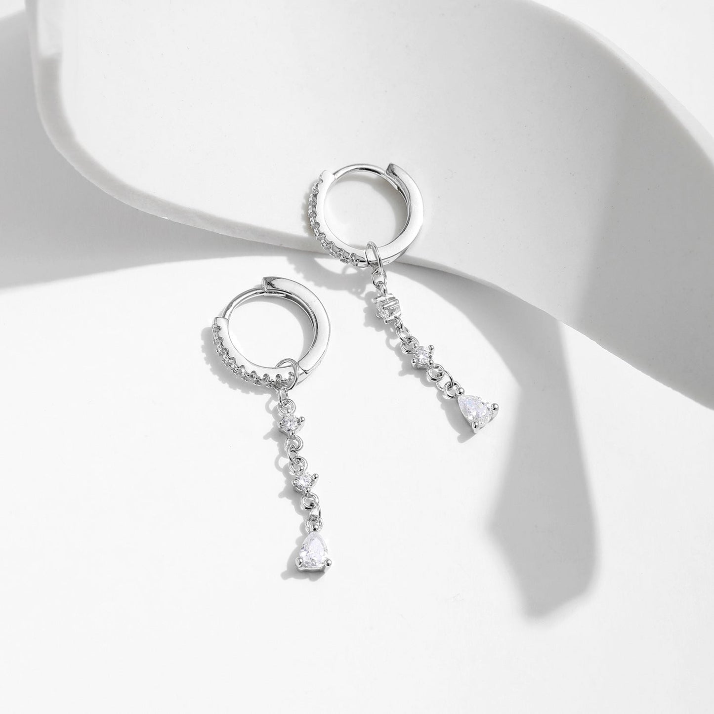Boucles d’oreilles pendantes argent pierres claires – Lila