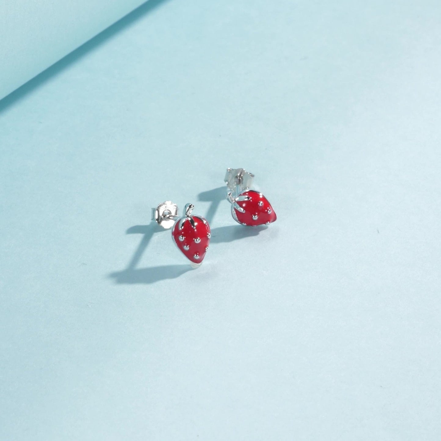 Clous d’oreilles fraise rouge argent – Léo