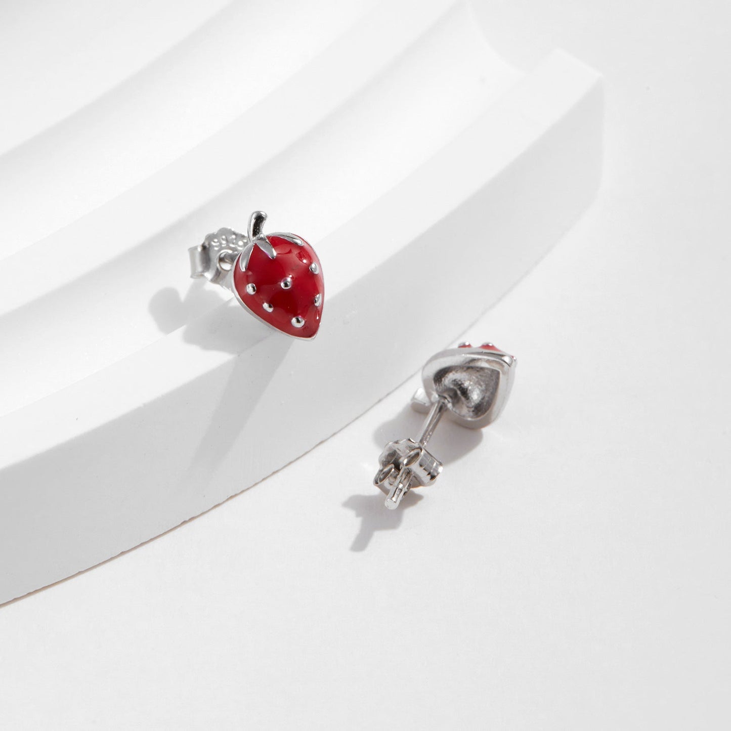 Clous d’oreilles fraise rouge argent – Léo