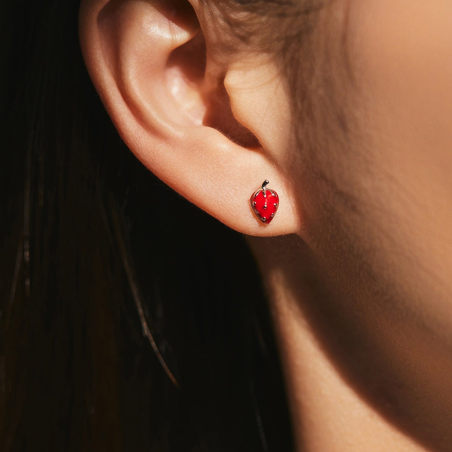 Clous d’oreilles fraise rouge argent – Léo