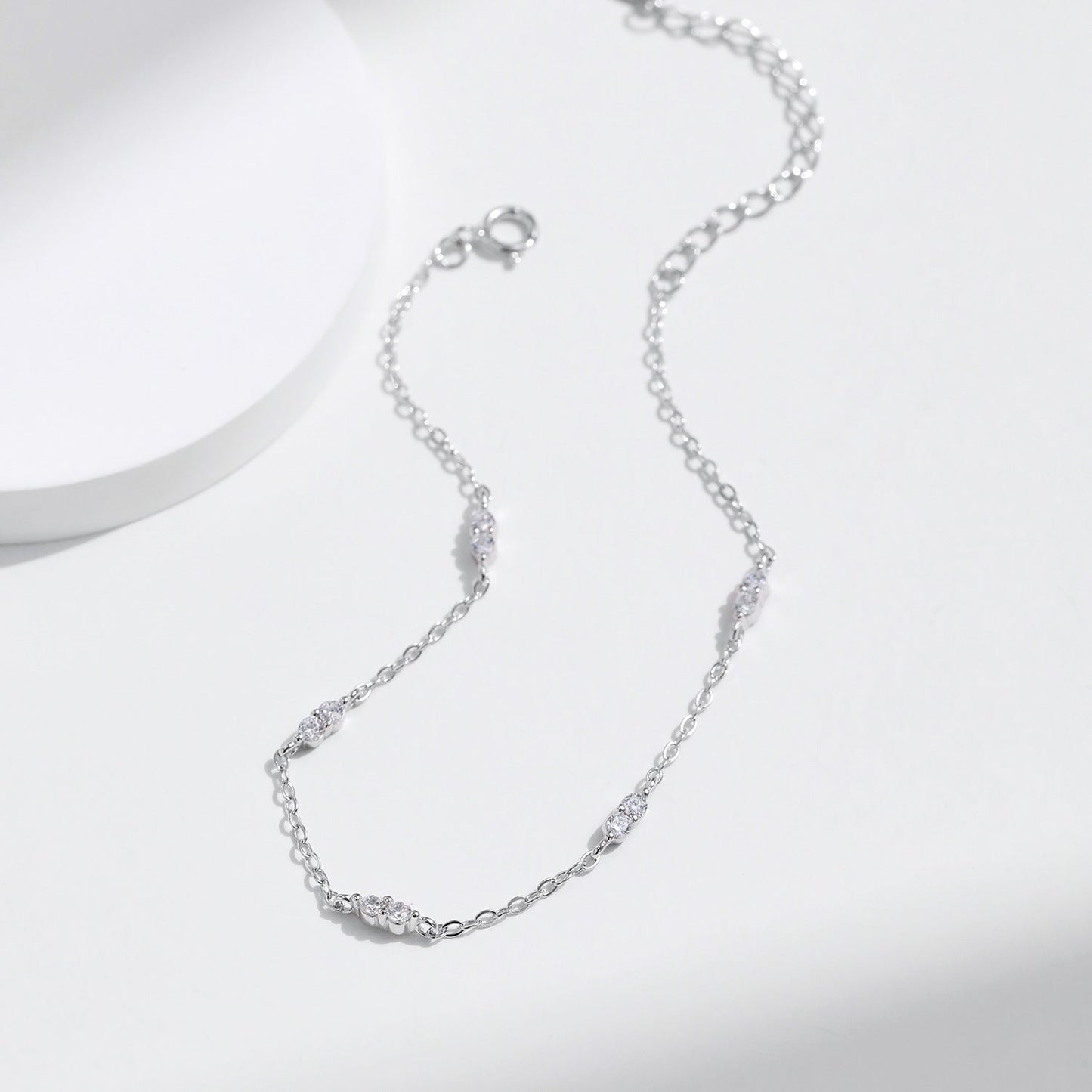 Bracelet chaîne fine argent pierres claires – Léa