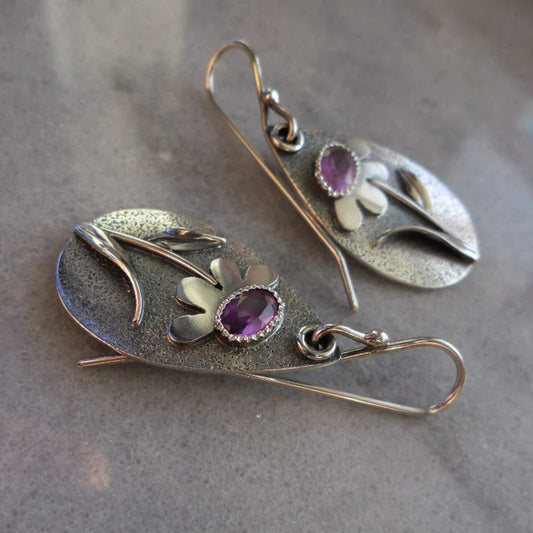 Boucles d’oreilles pendantes argent fleurs relief pierres violettes – Lila