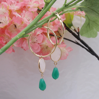 Boucles d'oreilles créoles dorées avec pierres colorées