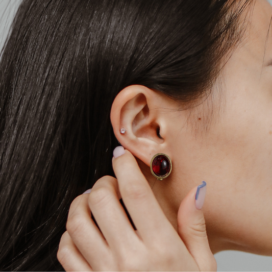 Boucles d'oreilles à clip en plaqué or avec pierres rouges