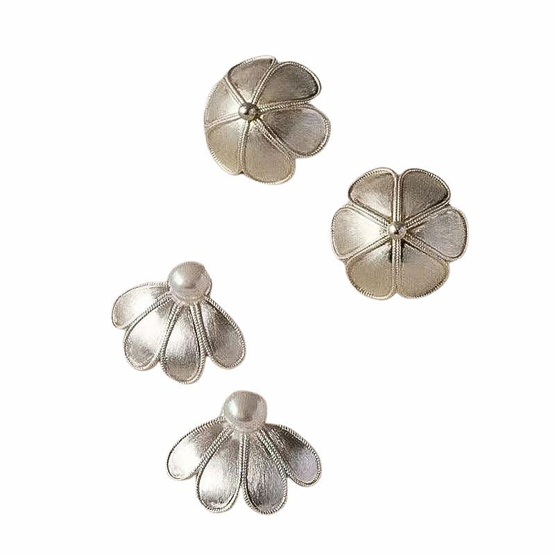 Boucles d'oreilles en perles à pétales de fleurs plaquées argent