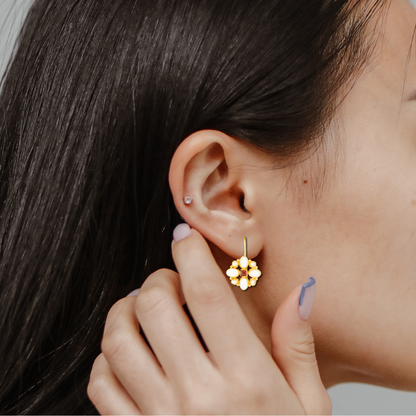 Boucles d'oreilles gouttes fleurs dorées avec opale et pierre rouge plaqué or
