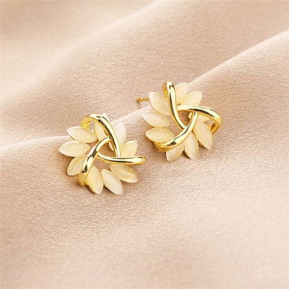 Boucles d’oreilles pétales or opales blanches – Lila